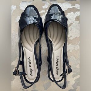 Easy Street beautiful navy shoes.